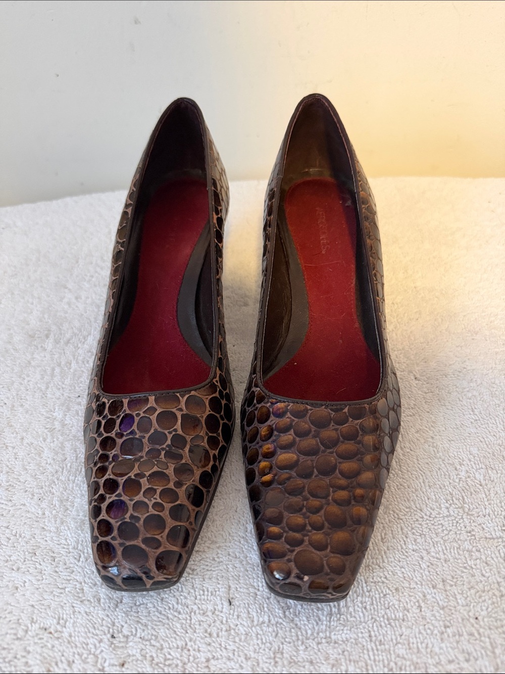 Women's AEROSOLE Brown Croc-Embossed Leather Pumps